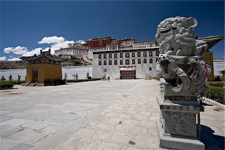 simsearch:841-03062317,k - Chinese stone lions outside the Potala Palace, Lhasa, Tibet, China, Asia Foto de stock - Con derechos protegidos, Código: 841-02718683