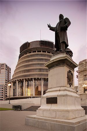 simsearch:841-05846229,k - Statue de St-Amour, Nouvelle-Zélande premier ministre, à l'extérieur de la ruche et Parliament House, Wellington, North Island, New Zealand, Pacifique Photographie de stock - Rights-Managed, Code: 841-02718717