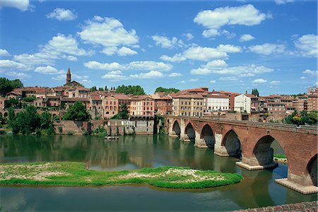 The river and bridge with the town of Albi in the background, Tarn Region in the Midi Pyrenees, France, Europe Foto de stock - Con derechos protegidos, Código: 841-02710102