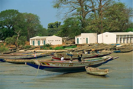 Fishing boats pulled up onto beach, Albreda, Gambia, West Africa, Africa Foto de stock - Direito Controlado, Número: 841-02710167