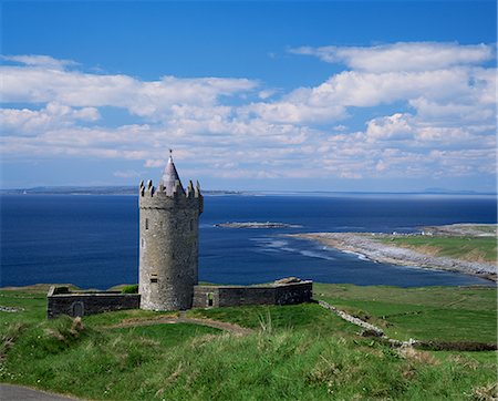 doolin - Doolin Tower and South Sound, County Clare, Munster, Eire (Republic of Ireland), Europe Foto de stock - Direito Controlado, Número: 841-02710420