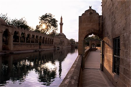 Sacred pools (golbasi) surrounded by mosques and Koranic colleges (medresse), Urfa, Kurdistan, Turkey, Anatolia, Asia Minor, Eurasia Stock Photo - Rights-Managed, Code: 841-02711043