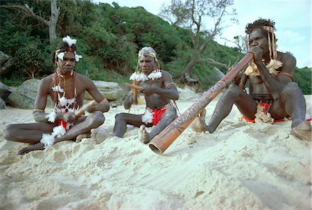 Drei Aborigines spielen Musikinstrumente, Northern Territory, Australien, Pazifik Stockbilder - Lizenzpflichtiges, Bildnummer: 841-02711504
