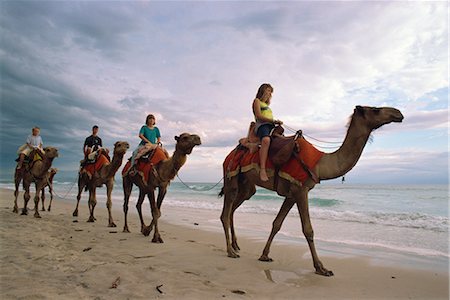 simsearch:841-02831546,k - Touristes à cheval le long d'une plage sur chameaux dans le nord du New South Wales, Australie, Pacifique Photographie de stock - Rights-Managed, Code: 841-02711501