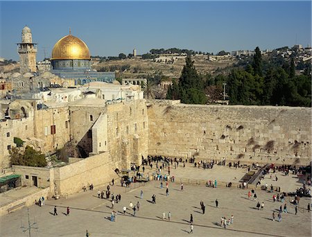 Western or Wailing Wall, sacred site of Judaism, with the gold Dome of the Rock, sacred site of Islam, behind, in Jerusalem, Israel, Middle East Foto de stock - Direito Controlado, Número: 841-02711580