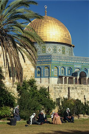 simsearch:841-03056346,k - Un groupe de sit hommes arabes sur l'herbe sur le Mont du Temple, avec l'or dôme de la roche dans le fond, dans la vieille ville de Jérusalem, Israël, Moyen-Orient Photographie de stock - Rights-Managed, Code: 841-02711605
