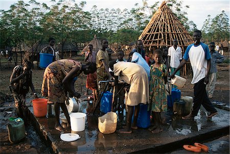 profugo - Women collecting water at the Dimma Refugee Camp, Ethiopia, Africa Fotografie stock - Rights-Managed, Codice: 841-02711647