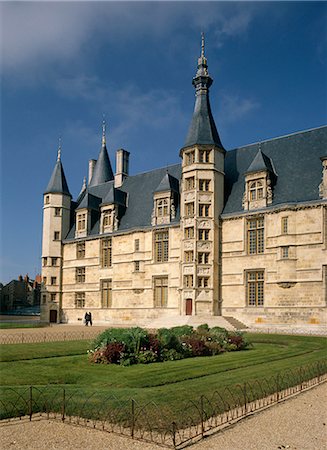 ducal palace - Exterior of Ducal Palace, Nevers, Bourgogne (Burgundy), France, Europe Fotografie stock - Rights-Managed, Codice: 841-02711865