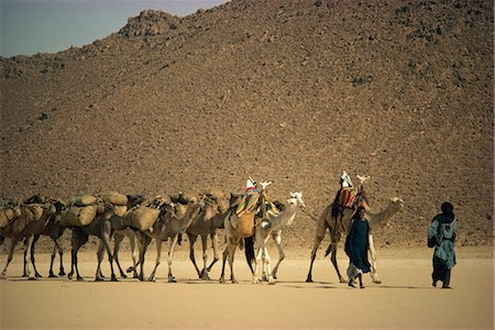 Tuareg people leading camel train across desert, Algeria, North Africa, Africa Foto de stock - Con derechos protegidos, Código: 841-02711909