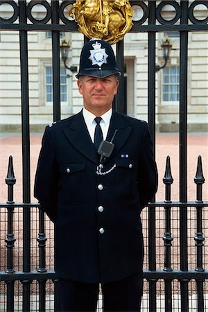 Porträt eines Polizisten stehen außerhalb Buckingham Palace, Blick in die Kamera, London, England, Vereinigtes Königreich, Europa Stockbilder - Lizenzpflichtiges, Bildnummer: 841-02711954