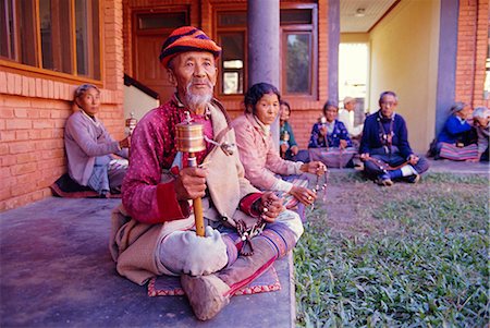 pokhara - Karma Lobsang Tibetan man spinning prayer wheel, Tashiparkhel Tibetan camp, Pokhara, Nepal Foto de stock - Con derechos protegidos, Código: 841-02711992