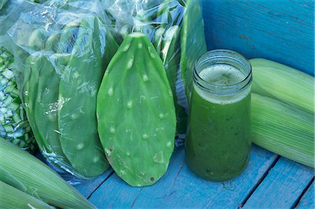 figuier de barbarie - Gros plan d'une boisson mexicaine de cactus, aloe vera, citron, ail et miel dans un bocal, au Mexique, en Amérique du Nord Photographie de stock - Rights-Managed, Code: 841-02712112