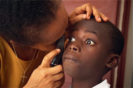 Docteur vérifiant les yeux du garçon, Gambie, Afrique de l'Ouest, Afrique Photographie de stock - Rights-Managed, Code: 841-02712142