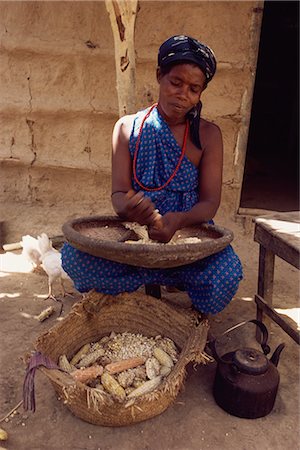 simsearch:841-02946139,k - Portrait of woman in traditional clothing, sitting outside, stripping corn (maize), Somalia, Africa Stock Photo - Rights-Managed, Code: 841-02712171