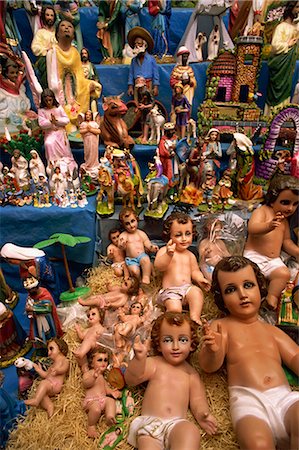 simsearch:841-02712110,k - Chiffres de nativité chrétienne dont bébé que Jésus poupées en vente dans le marché de La Merced à Mexico, au Mexique, en Amérique du Nord Photographie de stock - Rights-Managed, Code: 841-02712172