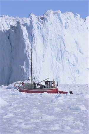 Red wooden boat crossing the ice in front of the Eqi Glacier, near Ilulissat, Greenland, Polar Regions Fotografie stock - Rights-Managed, Codice: 841-02712285