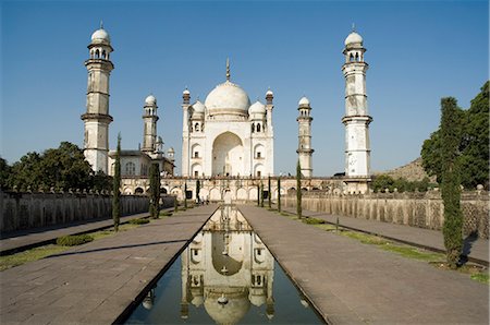 simsearch:862-06825866,k - The Bibi ka Maqbara was uilt by Azam Shah in 1678, as a son's tribute to his mother, Begum Rabia Durrani, the Queen of Mughal emperor Aurangzeb. Aurangubad, Maharashtra, India Stock Photo - Rights-Managed, Code: 841-02712366