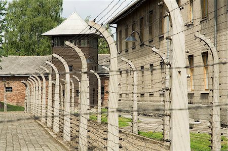 simsearch:841-02992888,k - Electric fence, Auschwitz concentration camp, UNESCO World Heritage Site, Oswiecim near Krakow (Cracow), Poland, Europe Foto de stock - Direito Controlado, Número: 841-02712512