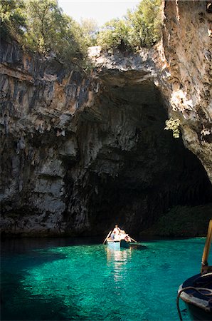 Melisani Lake in cave where roof collapsed in an earthquake, Kefalonia (Cephalonia), Ionian Islands, Greece, Europe Foto de stock - Con derechos protegidos, Código: 841-02712538