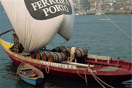 douro - Casks of port on a barge on the Douro River in Porto, Portugal, Europe Foto de stock - Con derechos protegidos, Código: 841-02712770