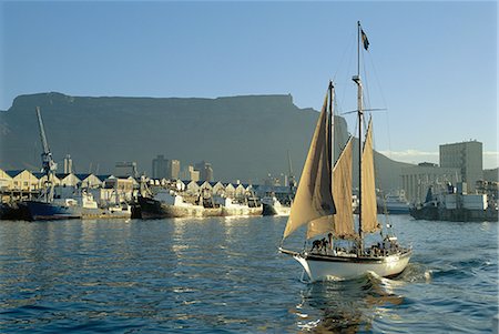 Cape Town, en Afrique du Sud. Petite croisière yacht laissant Victoria et Albert Waterfront au crépuscule Photographie de stock - Rights-Managed, Code: 841-02712975