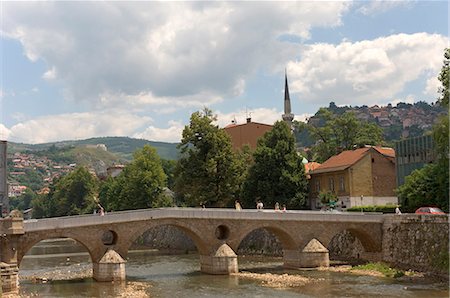 The Latin Bridge (Latinska cuprija), across the River Miljacka, Sarajevo, Bosnia, Bosnia-Herzegovina, Europe Foto de stock - Con derechos protegidos, Código: 841-02713102