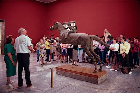 simsearch:841-03673020,k - Tourists looking at the statue of a horse and young boy rider from Artemission, 2nd century BC, inside the National Museum in Athens, Greece, Europe Foto de stock - Con derechos protegidos, Código: 841-02713162