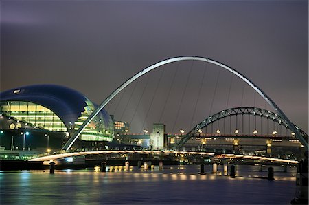 The Sage and the Tyne and Millennium Bridges at night, Gateshead/Newcastle upon Tyne, Tyne and Wear, England, United Kingdom, Europe Foto de stock - Direito Controlado, Número: 841-02713330