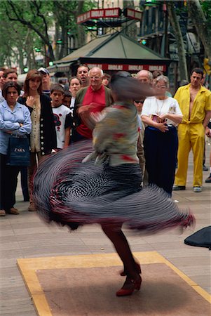A group of people watch a flamenco dancer street entertainer on Las Ramblas in Barcelona, Catalunya (Catalonia) (Cataluna), Spain, Europe Foto de stock - Direito Controlado, Número: 841-02713575
