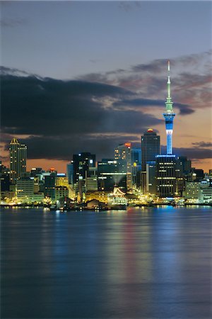 simsearch:841-05846219,k - Evening view of city skyline across harbour, Auckland, Central Auckland, North Island, New Zealand, Pacific Foto de stock - Con derechos protegidos, Código: 841-02713825