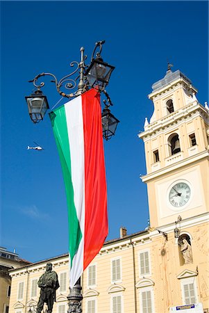 pennant flag - Statue of Giuseppe Garibaldi, Garibaldi Square, Parma, Emilia Romagna, Italy, Europe Foto de stock - Con derechos protegidos, Código: 841-02720219