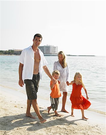 simsearch:841-02917033,k - Parents and children (6-8) walking on beach Foto de stock - Con derechos protegidos, Código: 841-02720364