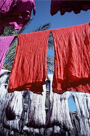 dry the bed sheets - Red dyed cloth and silk drying, Marrakech, Morocco, North Africa, Africa Foto de stock - Con derechos protegidos, Código: 841-02720368