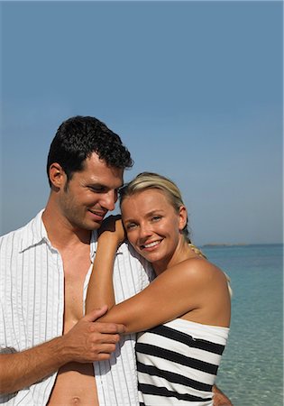 simsearch:841-03061780,k - Couple embracing on beach, smiling Fotografie stock - Rights-Managed, Codice: 841-02720361