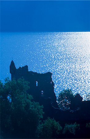 Urquhart Castle, built in the 13th century, on the shores of Loch Ness, Highland region, Scotland, United Kingdom, Europe Foto de stock - Con derechos protegidos, Código: 841-02720488