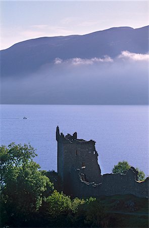 Urquhart Castle, built in the 13th century, on the shores of Loch Ness, Highland region, Scotland, United Kingdom, Europe Foto de stock - Con derechos protegidos, Código: 841-02720489