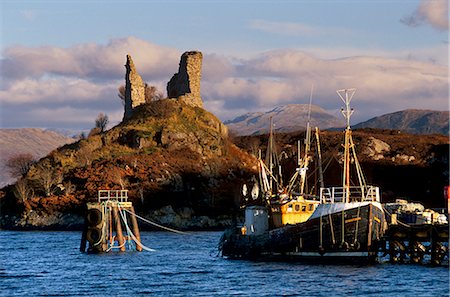 Ruinen der Burg Spitzmeissel und Fischerhafen in Kyleakin, Skye, Innere Hebriden, Hochlandregion, Schottland, Großbritannien, Europa Stockbilder - Lizenzpflichtiges, Bildnummer: 841-02720490