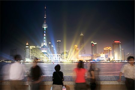 Gens sur le Bund, regardant l'Oriental Pearl Tower, dans le quartier de Pudong, Shanghai, Chine, Asie Photographie de stock - Rights-Managed, Code: 841-02720832