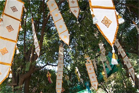 Buddhist flags in temple trees, Chiang Mai, Thailand, Southeast Asia, Asia Foto de stock - Con derechos protegidos, Código: 841-02721297
