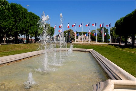 place de la republique - Fountains in Hautes Promenades park, looking towards Place de la Republique, Reims, Marne, Champagne-Ardenne, France, Europe Stock Photo - Rights-Managed, Code: 841-02721604