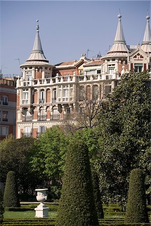 parque del retiro - Retiro Park and building outside the park, Madrid, Spain, Europe Foto de stock - Con derechos protegidos, Código: 841-02721918