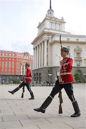 Relève de la garde au bâtiment des présidents avec la maison de parti dans le fond, Sofia, Bulgarie, Europe Photographie de stock - Rights-Managed, Code: 841-02721993