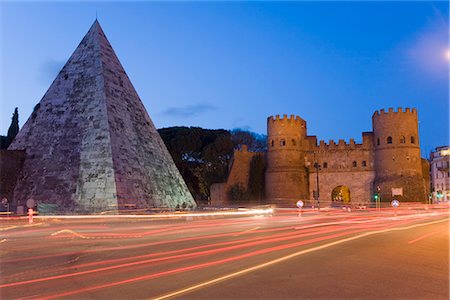 simsearch:841-02722266,k - Cestia pyramid and St. Paul Gate, Rome, Lazio, Italy, Europe Foto de stock - Con derechos protegidos, Código: 841-02722023