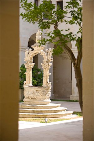 sculptures in the courtyards - Seminary, Duomo Square, Lecce, Lecce province, Puglia, Italy, Europe Stock Photo - Rights-Managed, Code: 841-02722069