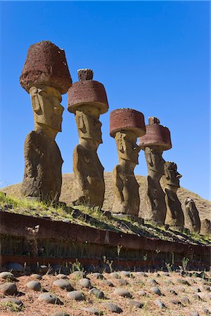 Anakena beach, monolithiques pierres Moai statues géantes de Ahu Nau Nau, dont quatre ont topknots, Rapa Nui (île de Pâques), patrimoine mondial de l'UNESCO, Chili, Amérique du Sud Photographie de stock - Rights-Managed, Code: 841-02722285