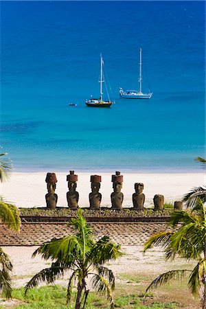 Plage d'Anakena, yachts amarrés en face de la pierre géante monolithique Moai statues de Ahu Nau Nau, quatre dont ont topknots, Rapa Nui (île de Pâques), patrimoine mondial de l'UNESCO, Chili, Amérique du Sud Photographie de stock - Rights-Managed, Code: 841-02722299