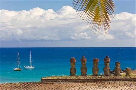 Anakena beach, yachts moored in front of the monolithic giant stone Moai statues of Ahu Nau Nau, four of which have topknots, Rapa Nui (Easter Island), UNESCO World Heritage Site, Chile, South America Foto de stock - Direito Controlado, Número: 841-02722301