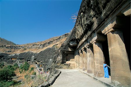 simsearch:841-02719686,k - Looking west from Cave 4, largest vihara in the cave site, carved from a horseshoe gorge in the Waghore River, Ajanta, UNESCO World Heritage Site, Maharashtra, India, Asia Foto de stock - Direito Controlado, Número: 841-02722737
