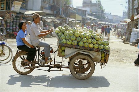 simsearch:841-02707585,k - Melons being transported on three wheeler Xe Lam in downtown area, Ho Chi Minh City (formerly Saigon), Vietnam, Indochina, Southeast Asia, Asia Foto de stock - Con derechos protegidos, Código: 841-02722829