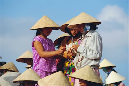 simsearch:841-03033038,k - Femmes à chapeaux coniques, compter l'argent du marché aux poissons de la rivière Thu Bon Hoi An, Danang, Vietnam, Indochine, Asie du Sud Photographie de stock - Rights-Managed, Code: 841-02722854